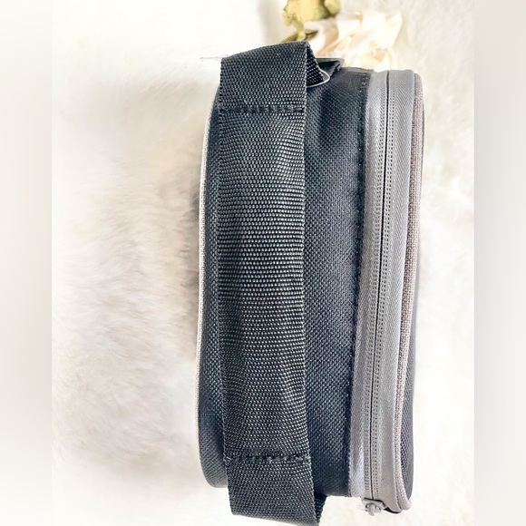 New with tags roomy lunch box w/sturdy Handle Black with Grey. Insulated unisex - Picture 4 of 4